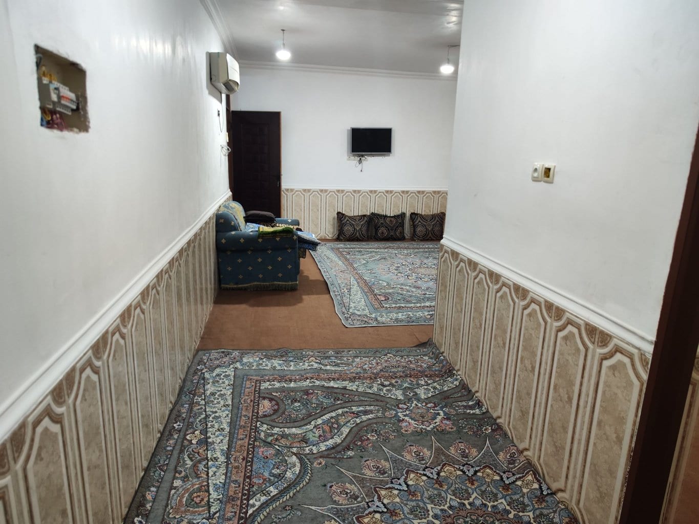 اتاق روشن و خالی آمادهٔ پذیرایی مهمان در سوئیت سنتی قشم
