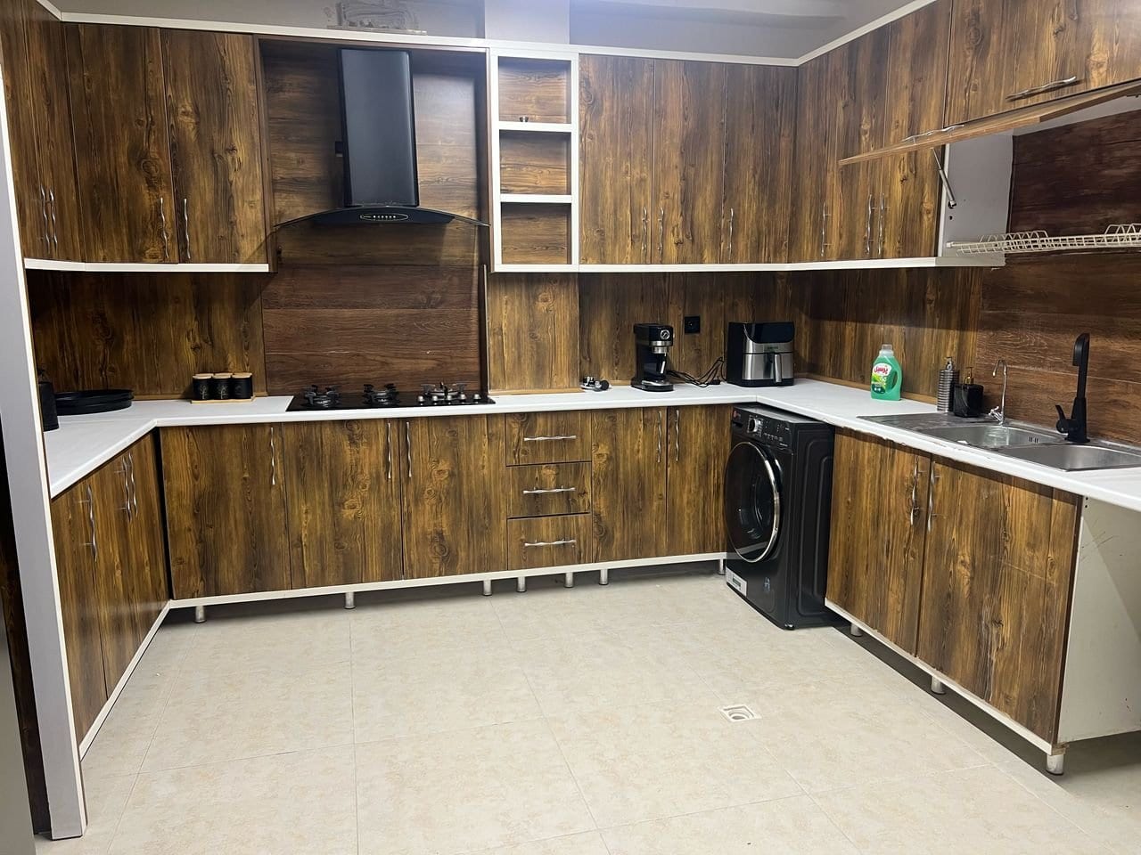 آشپزخانه با کابینت چوبی در آپارتمان بزرگ قشم
