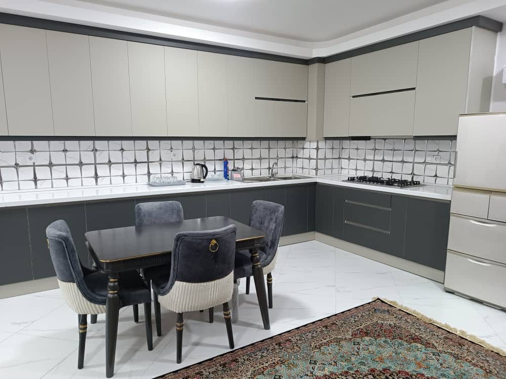 آشپزخانه با کابینت، میز نهارخوری و صندلی در آپارتمان نزدیک دریا قشم