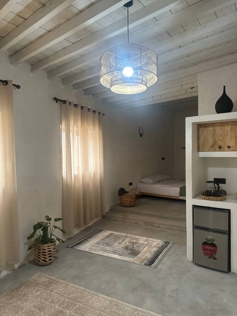 راهرو با کابینت چوبی و سقف تیرچوبی در اقامتگاه سنتی سهیلی قشم