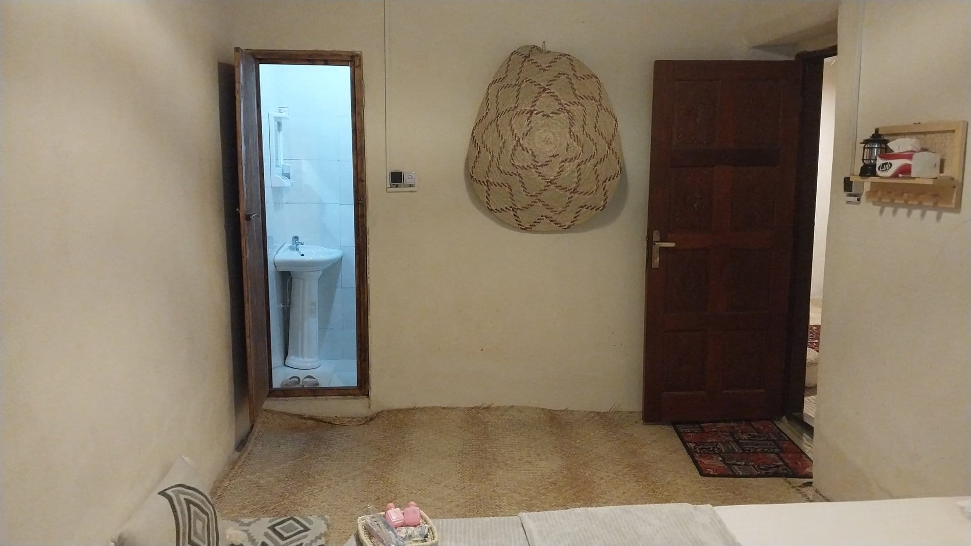 اتاق با آینهٔ ایستادهٔ قدی و دیوارِ گچی در بوم‌گردی کاژه واحد ۱۰۳ هرمز