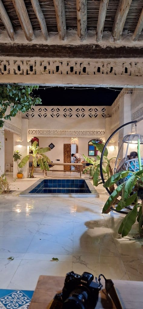 حیاطِ سنتیِ نورپردازی‌شده با طاق‌نما و آبنما در شب در اقامتگاه سلبار هووس قشم