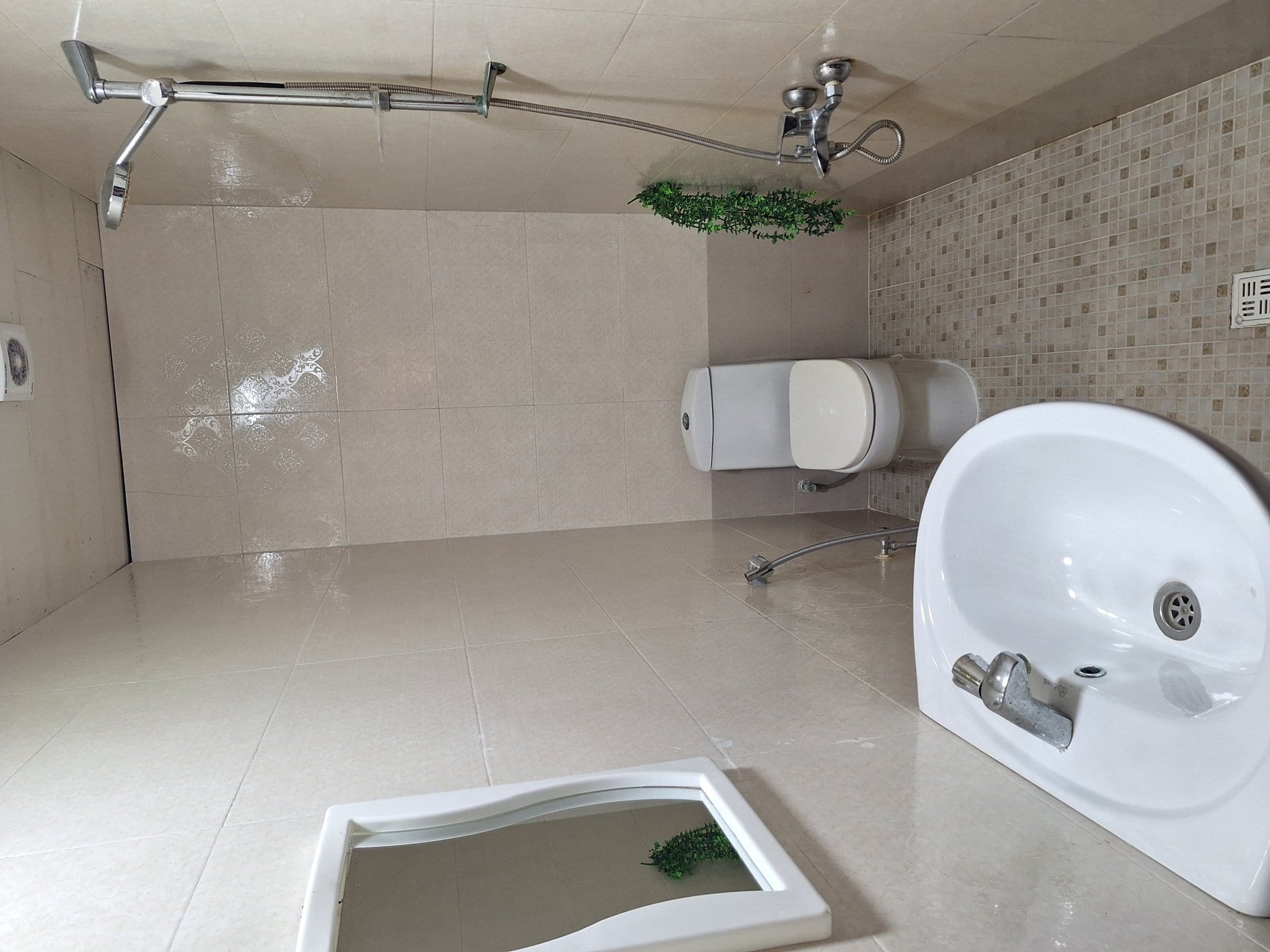 سرویس بهداشتیِ ایرانیِ مرمری در ویلا عمارت ۶ قشم