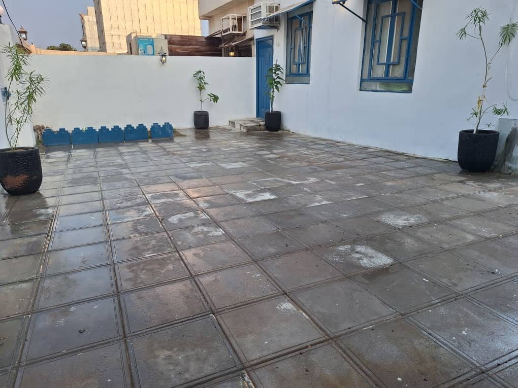 اتاق پذیرایی با رخت‌خواب سنتی روی زمین در ویلا عمارت ۶ قشم