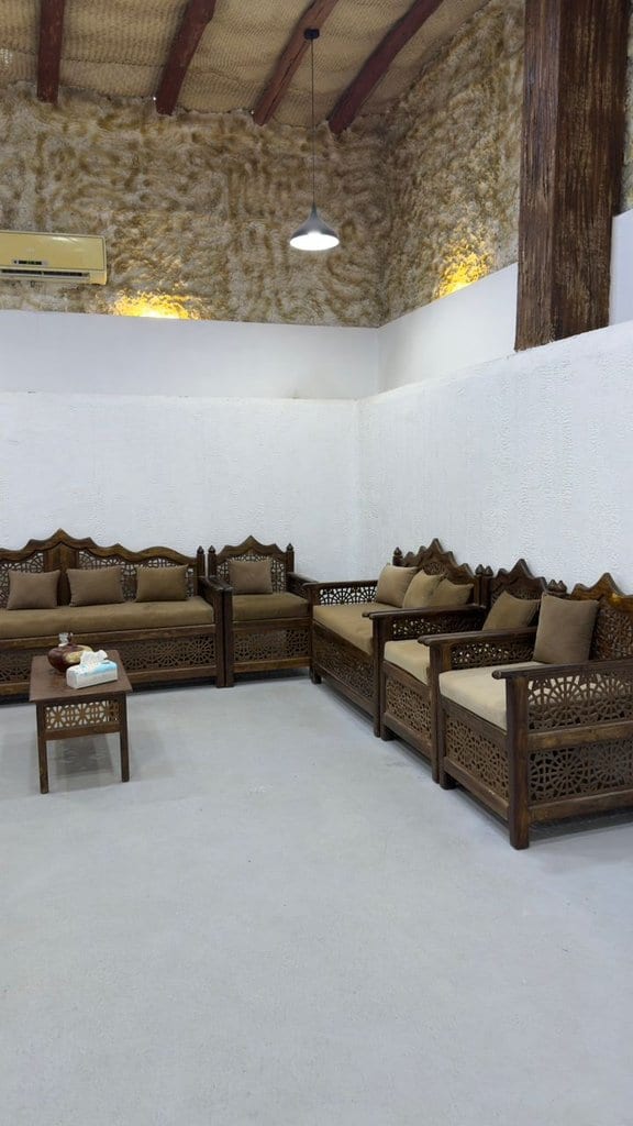 نشیمن با مبلمان و چیدمانِ سنتی در بوم‌گردی ملو قشم