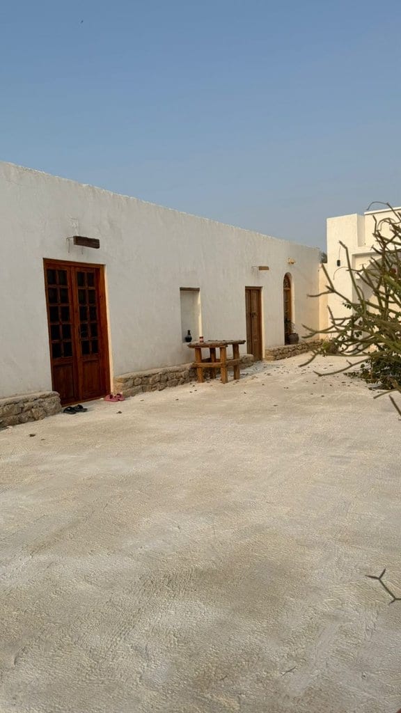 حیاط خاکیِ باز و گسترده در بوم‌گردی ملو قشم