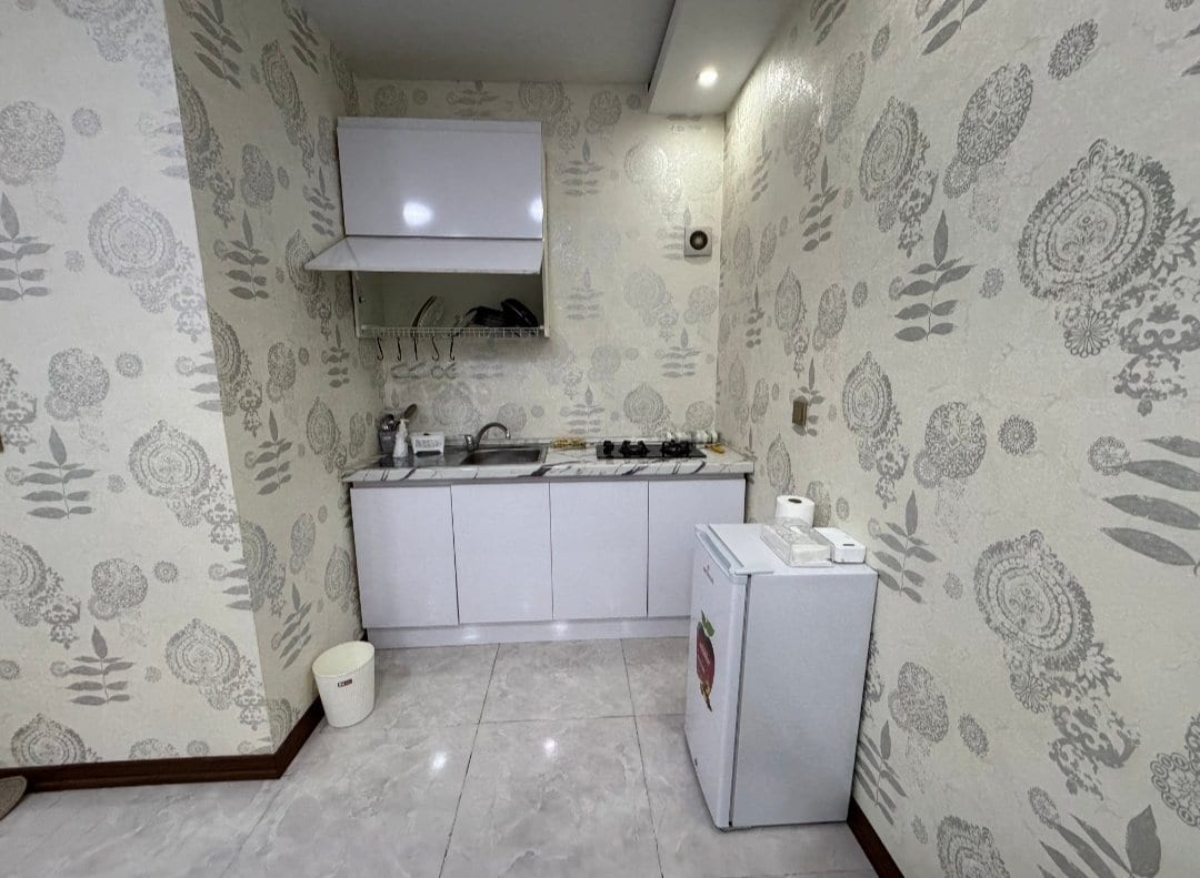 کابینت و فضای کوچک آشپزخانه در سوئیت سپهر قشم