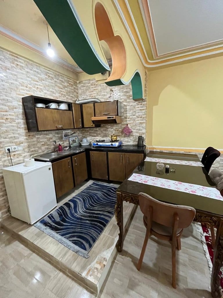 آشپزخانه با کابینت و میز غذاخوری در واحد ۳ مجتمع برگ سبز قشم