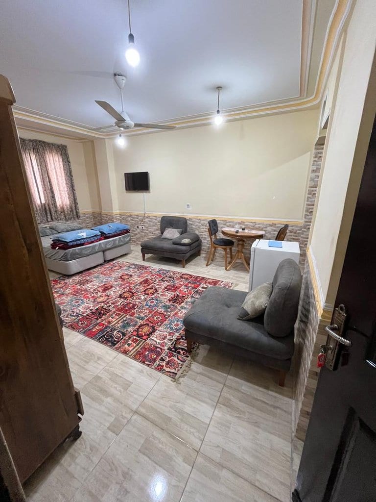 نشیمن سنتی با تشک، فرش دستباف و چیدمان روی زمین در واحد ۴ برگ سبز قشم