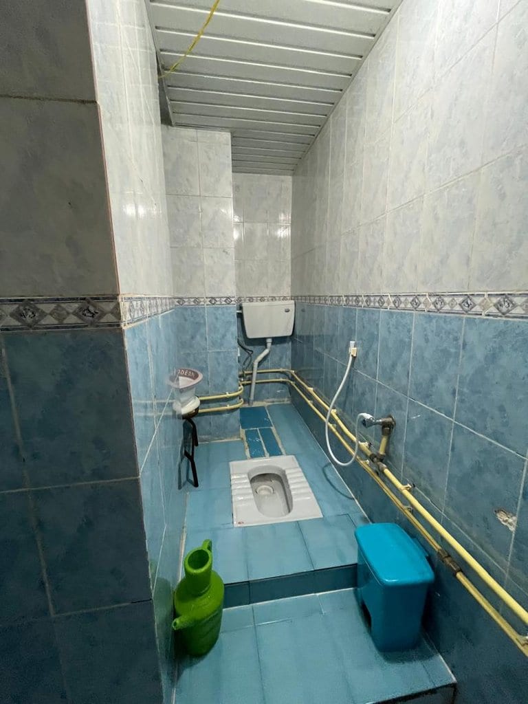 حمام با کاشی آبی و دوش در واحد ۷ مجتمع برگ سبز قشم