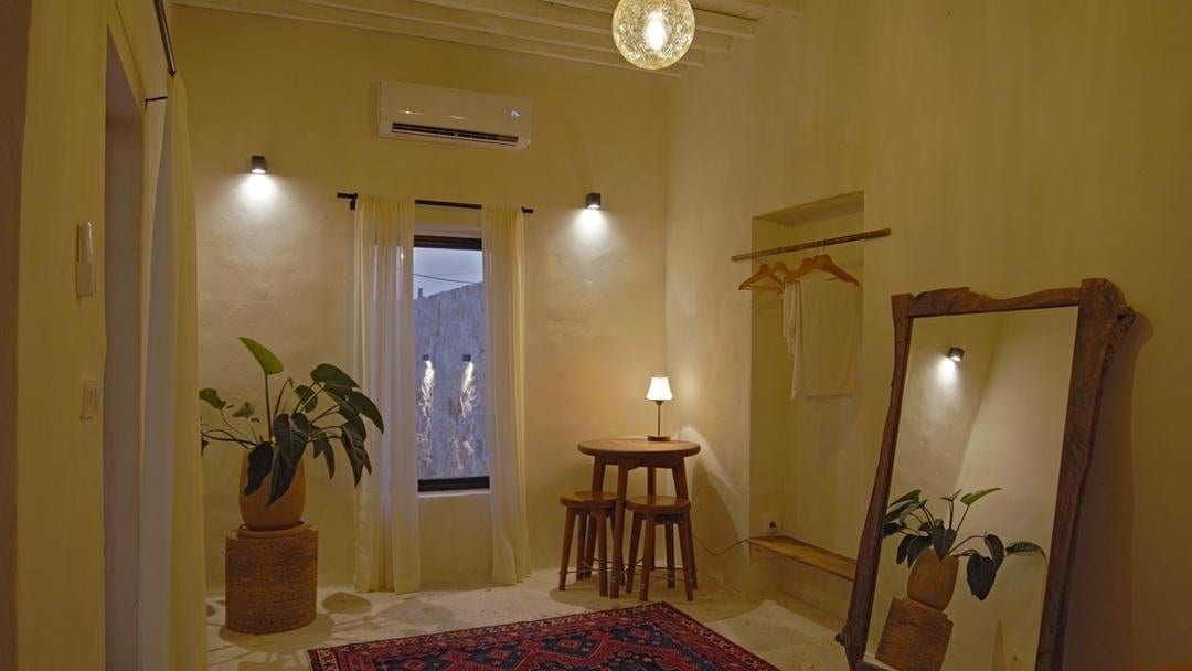 آشپزخانه با کابینت چوبی و فضای پخت‌وپز در ویلا مغاک قشم