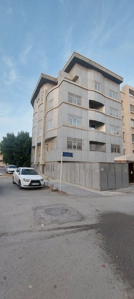نمای بیرونی ساختمان و کوچه در محل آپارتمان هِنگُو قشم