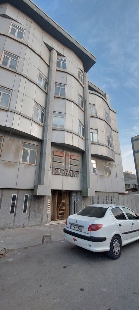 نمای بیرونی ساختمان و خودرو در محل آپارتمان هِنگُو قشم