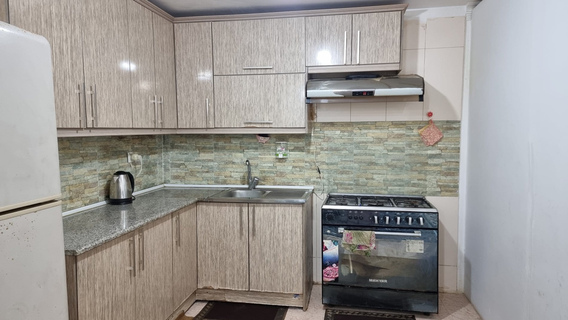آشپزخانه با کابینت و اجاق گاز ویلا آشیانه قشم