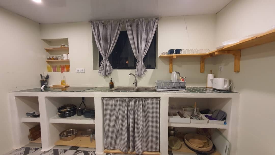 آشپزخانه با کابینت و پردهٔ خاکستری در ویلا خانه آلا هنگام