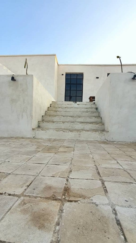 اتاق‌خواب با تخت دونفره و حوله در ویلا خانه آلا هنگام