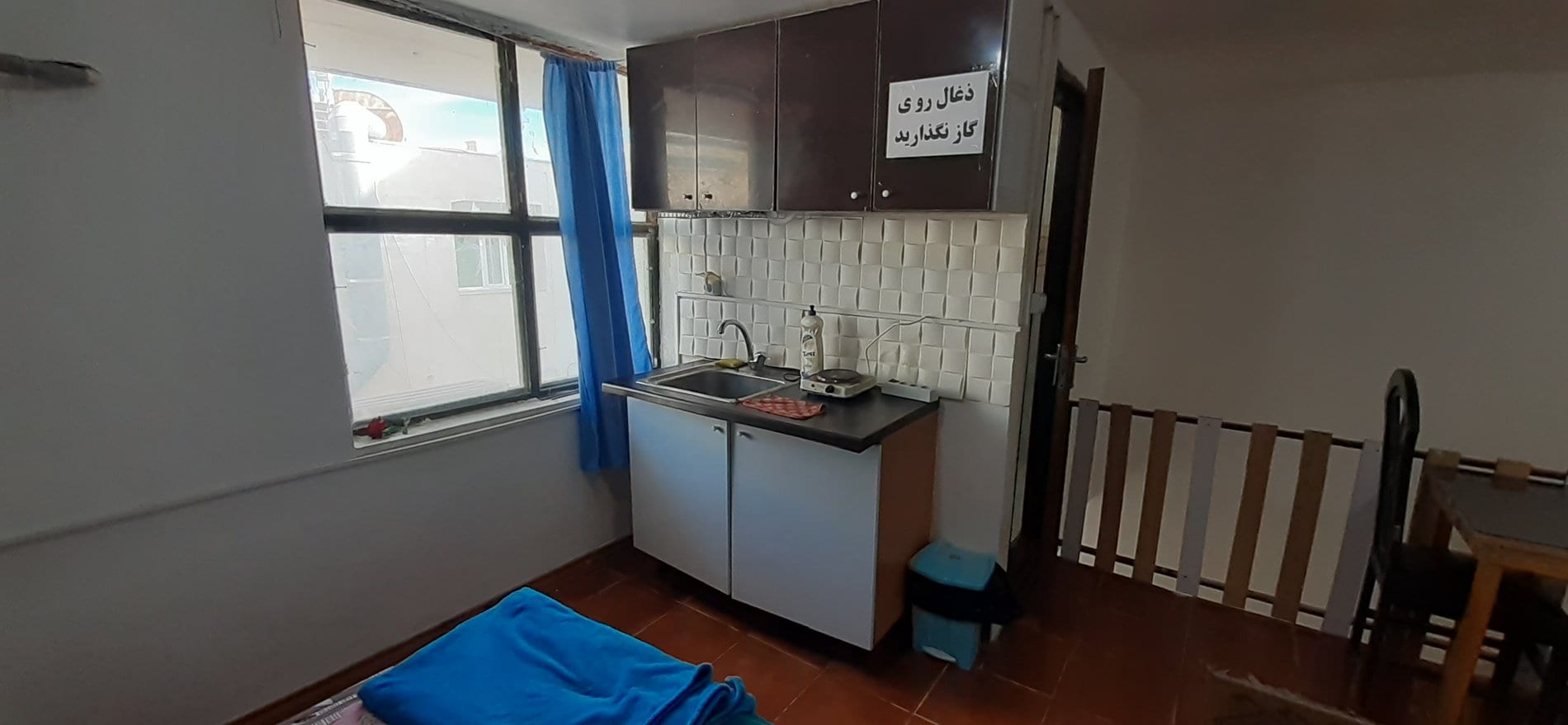 آشپزخانه با کابینت و اجاق گاز در واحد ۲ نخل زرین قشم