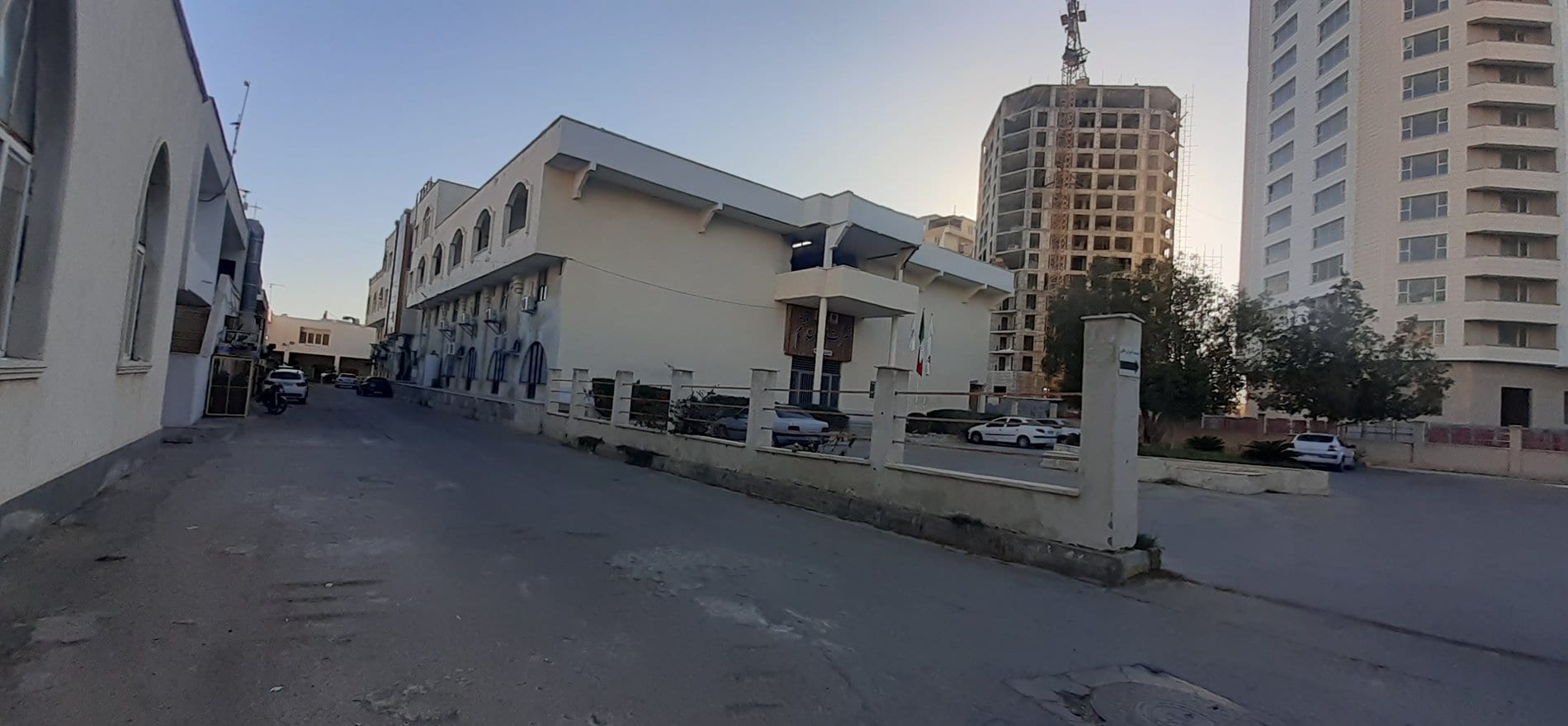 حیاط و فضای مشترک بیرونی مجتمع اقامتگاهی نخل زرین قشم