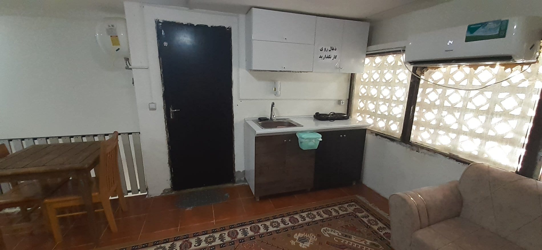 آشپزخانهٔ کوچک با کابینت و اجاق گاز در مجتمع نخل زرین قشم