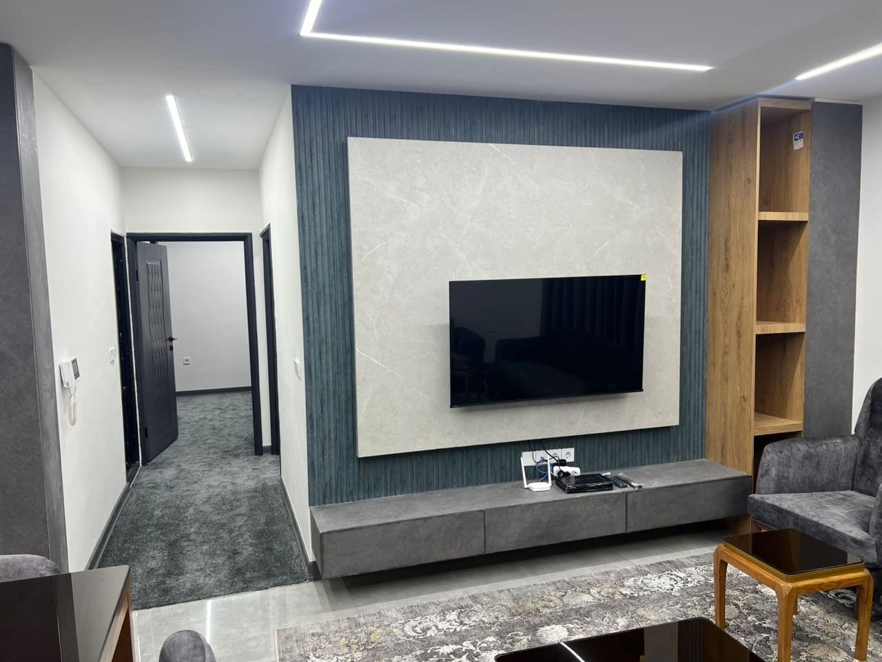 آشپزخانه و کابینت چوبی در آپارتمان نزدیک دریا قشم