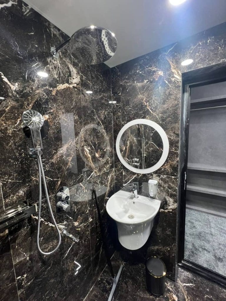 اتاق‌خواب با تخت دونفره و نور طبیعی در آپارتمان مدرن قشم
