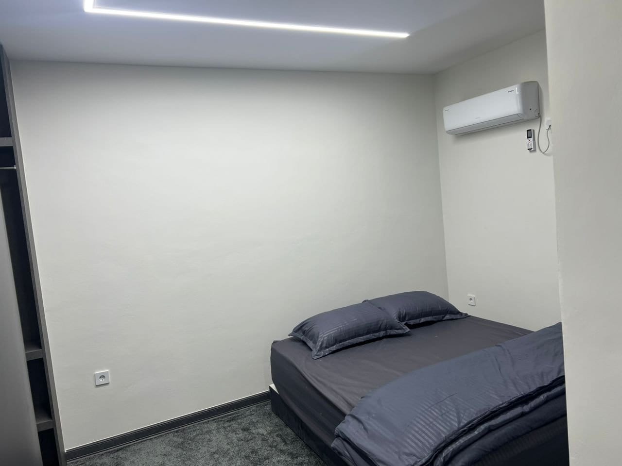 آشپزخانه و میز نهارخوری چوبی در آپارتمان مدرن قشم