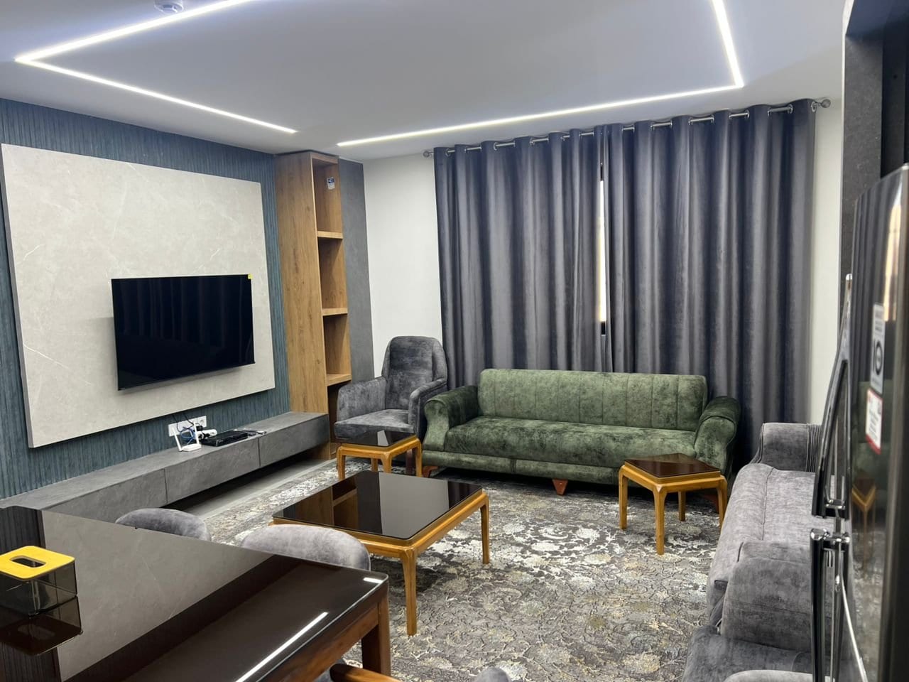 آشپزخانه و کابینت چوبی با میز نهارخوری در آپارتمان مدرن قشم