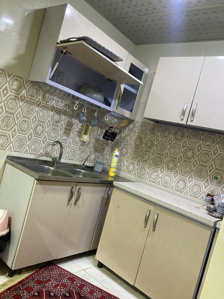 آشپزخانه و کابینت‌های ویلا تیاب هرمز با یخچال