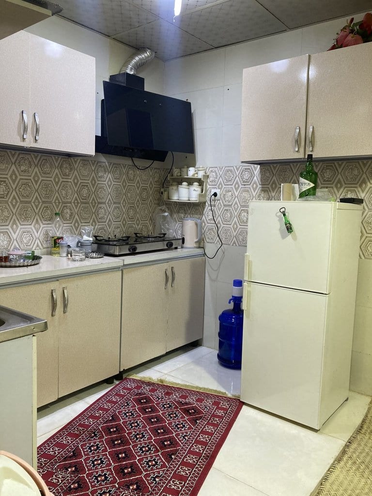 فضای فرش‌شده و نشیمن داخلی ویلا تیاب هرمز