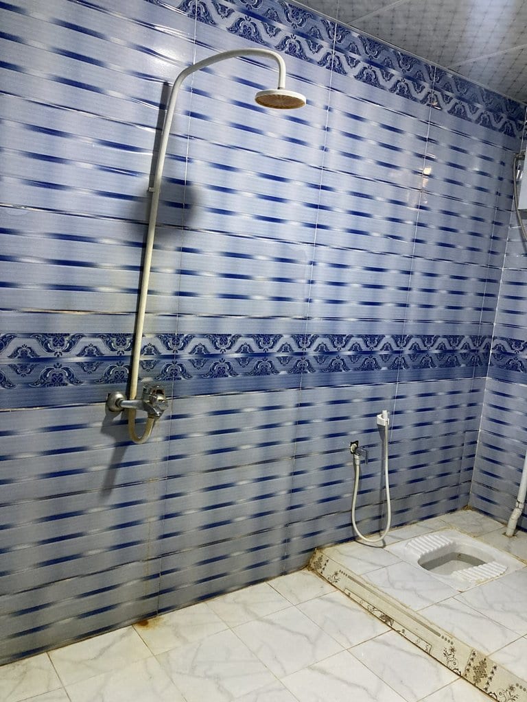 رخت‌خواب‌های سنتی چیده‌شده در ویلا تیاب هرمز
