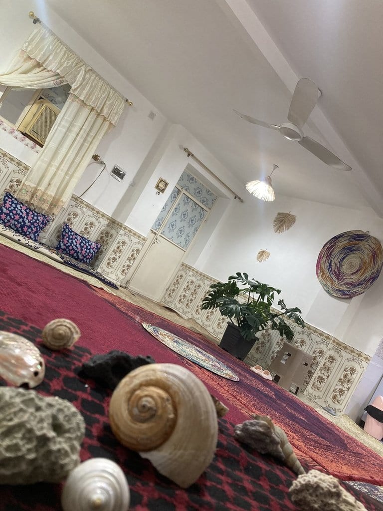 اتاق با پنجره و رخت‌خواب سنتی روی فرش در ویلا تیاب هرمز