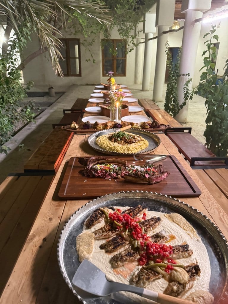 میز بلند پذیرایی با وعدهٔ غذایی محلی در محوطهٔ بوم‌گردی دورشه قشم