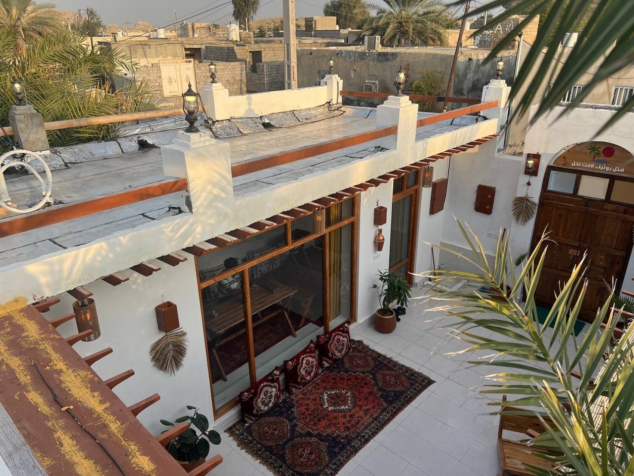 حیاط با استخر و آلاچیق نشیمن در ویلای سنتی قشم