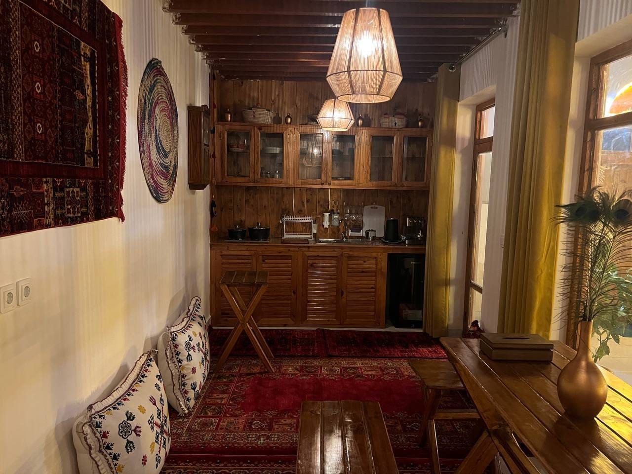 کابینت و قفسهٔ چوبی آشپزخانه با ظروف سنتی در ویلای قشم