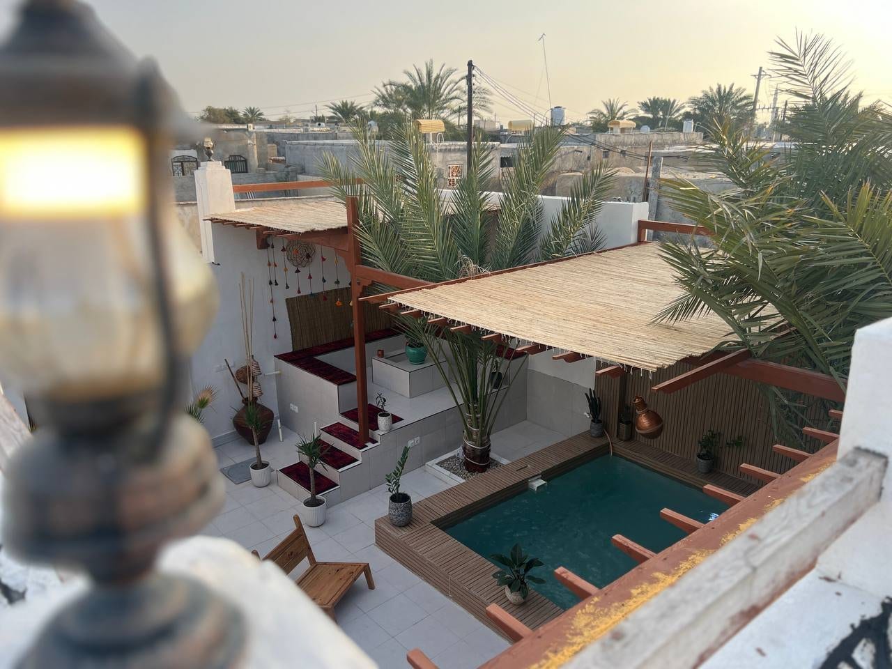 نمای بیرونی دیوار سنگی و محوطهٔ ویلای سنتی قشم