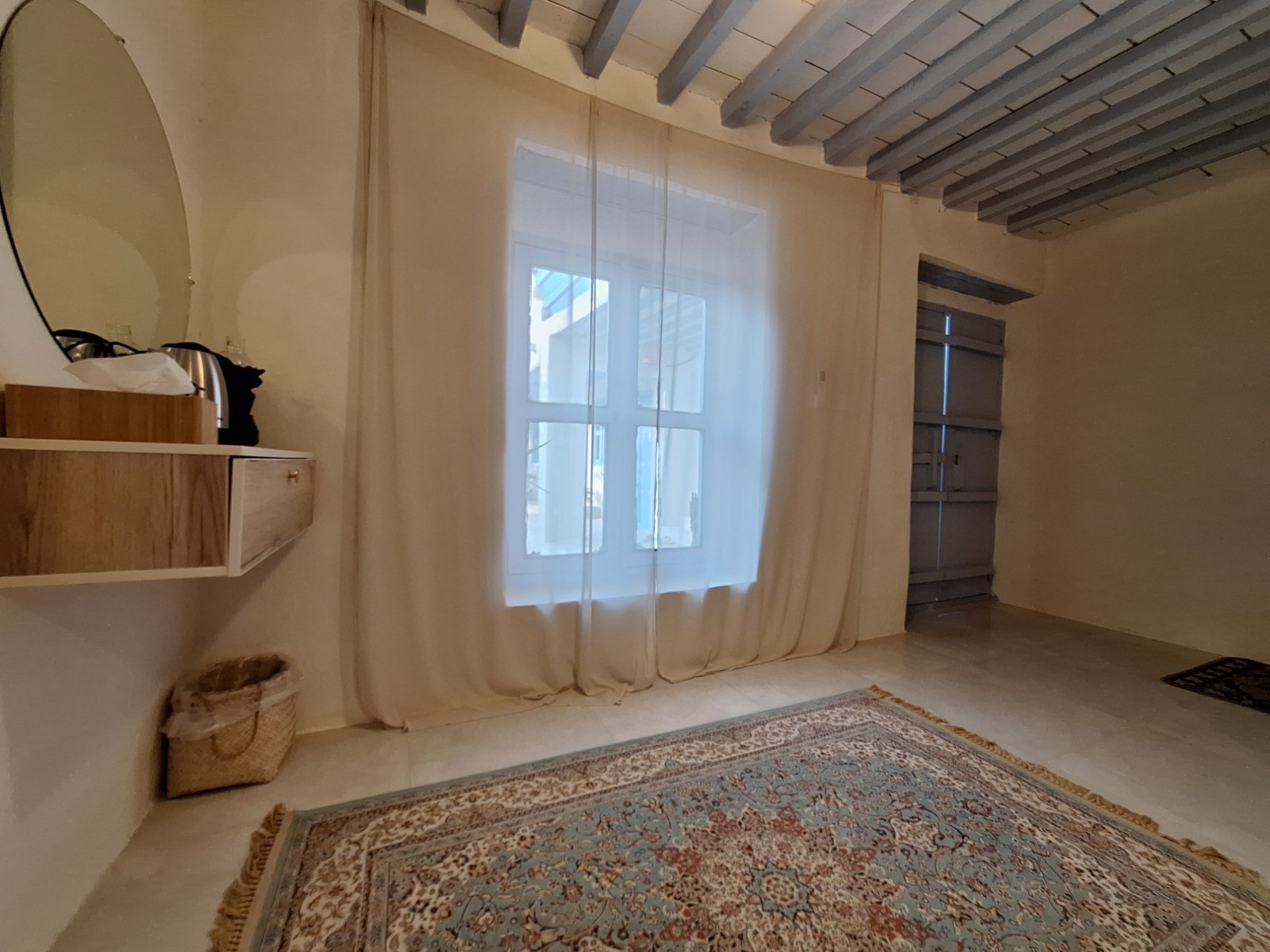 گل ابریشم (اتاق کنار) با صبحانه رایگان