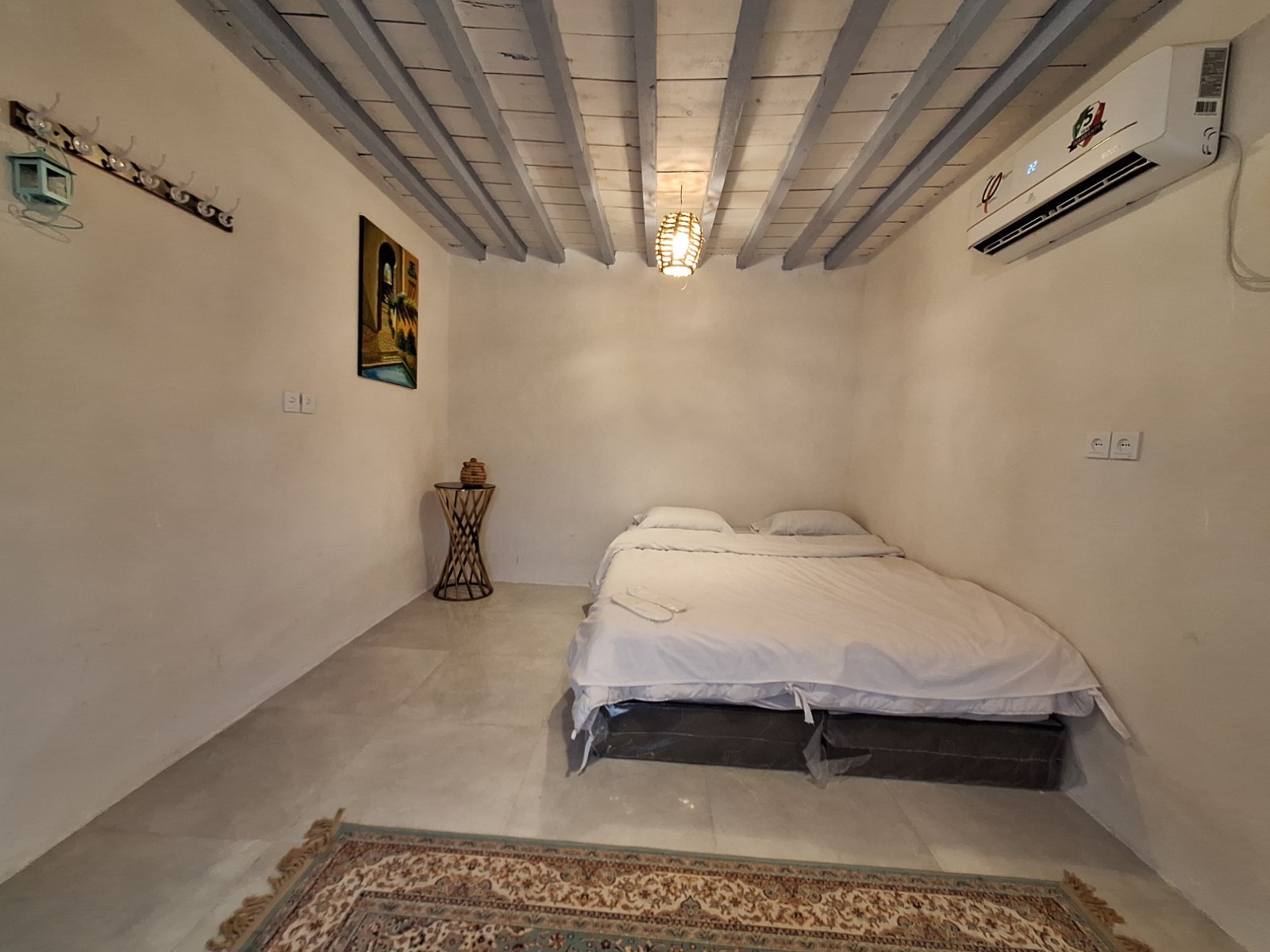 گل ابریشم (اتاق کنار) با صبحانه رایگان