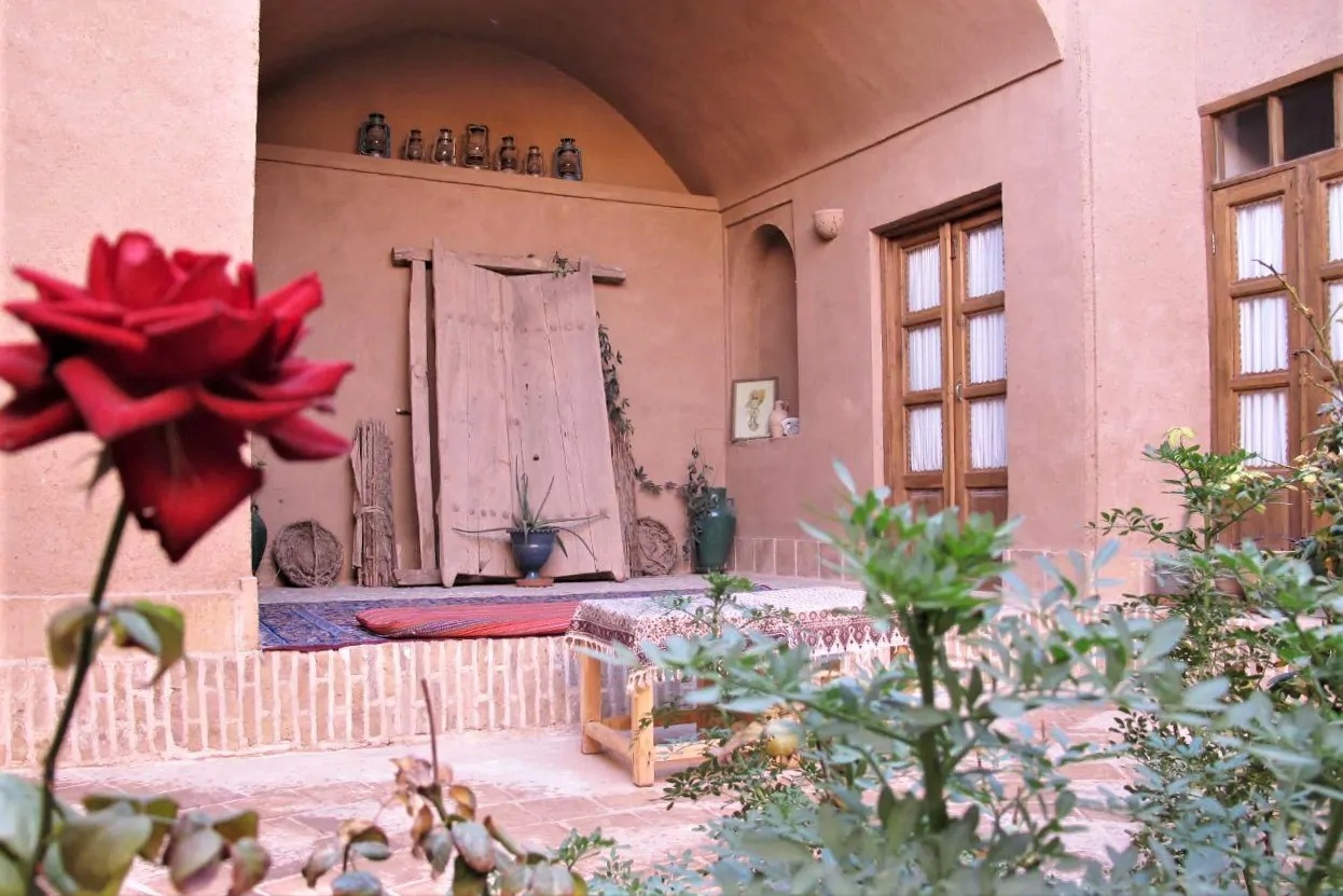اقامتگاه بومگردی "رستم" اتاق مروارید