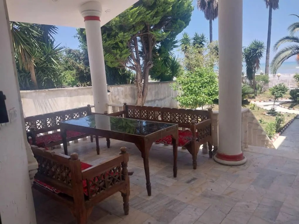 ساحلی استخردار آبگرم علیزاده