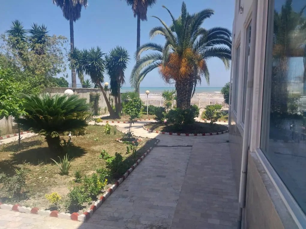 ساحلی استخردار آبگرم علیزاده