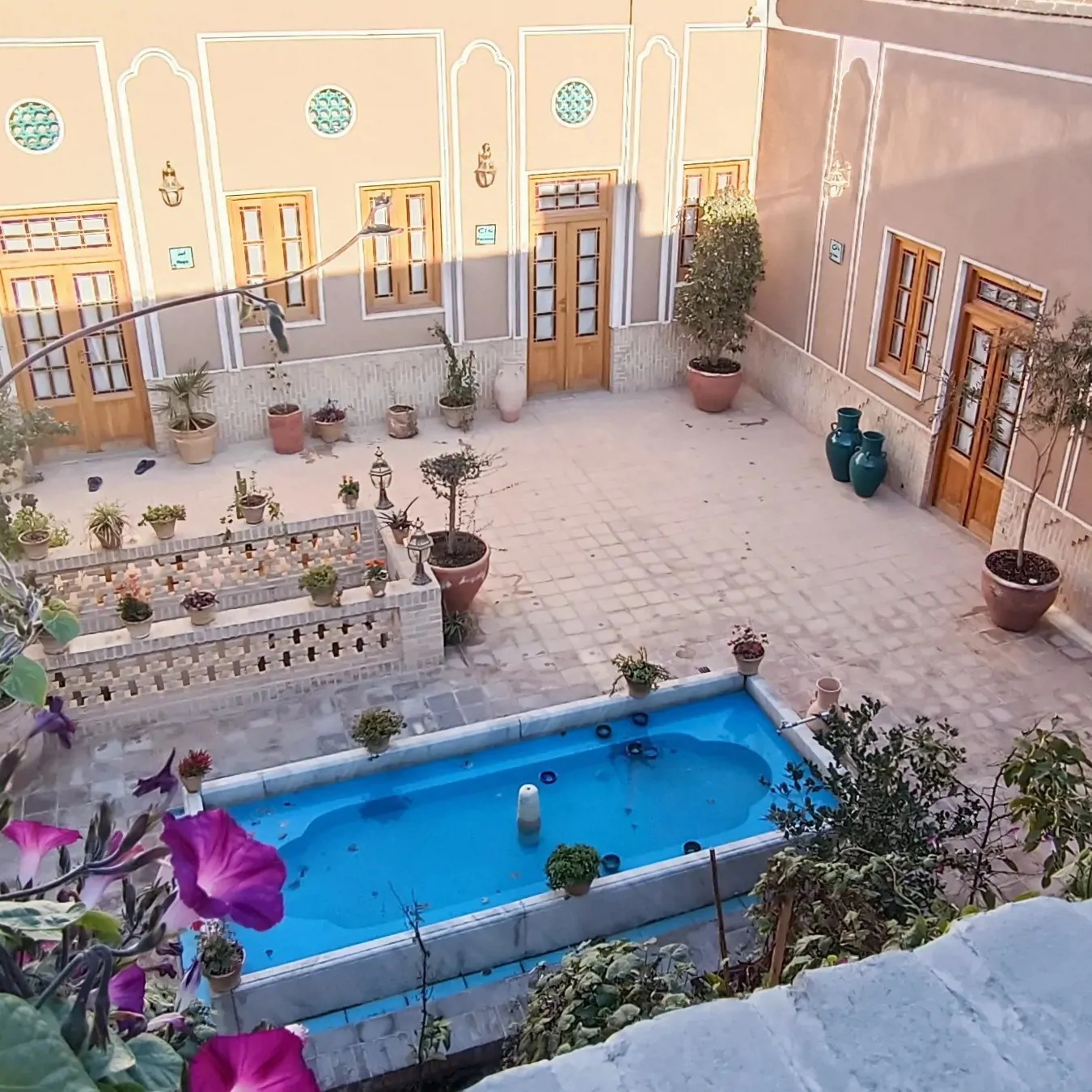 سرای دشتی (واحد عشق)